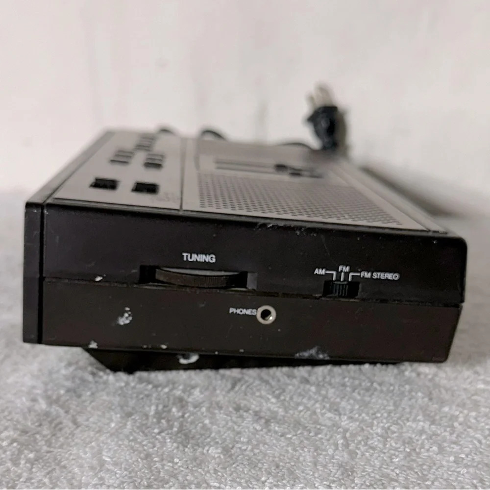 Vintage Realistic Digital Clock Radio For Parts - Picture 2 of 14